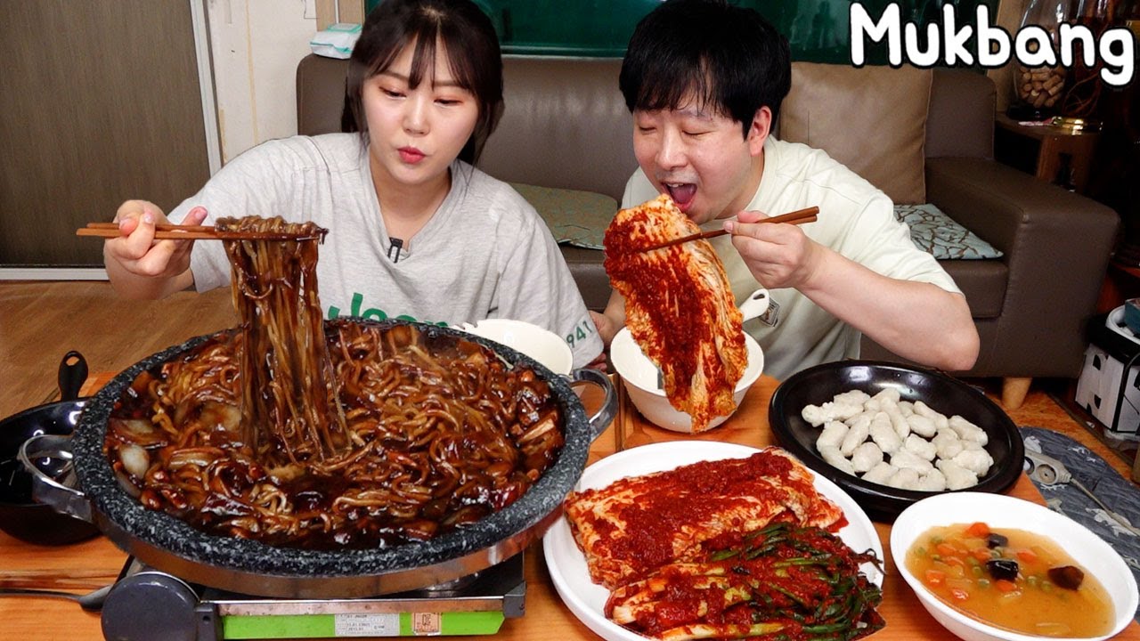 Mukbang | Лапша из черной фасоли на каменной тарелке с острым сильви кимчи.