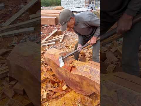 تشكيل جذع خشبي كبير باستخدام أداة القدوم التقليدية