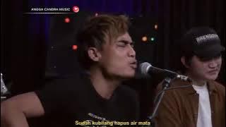 charly van houten feat angga candra. Aku terjatuh