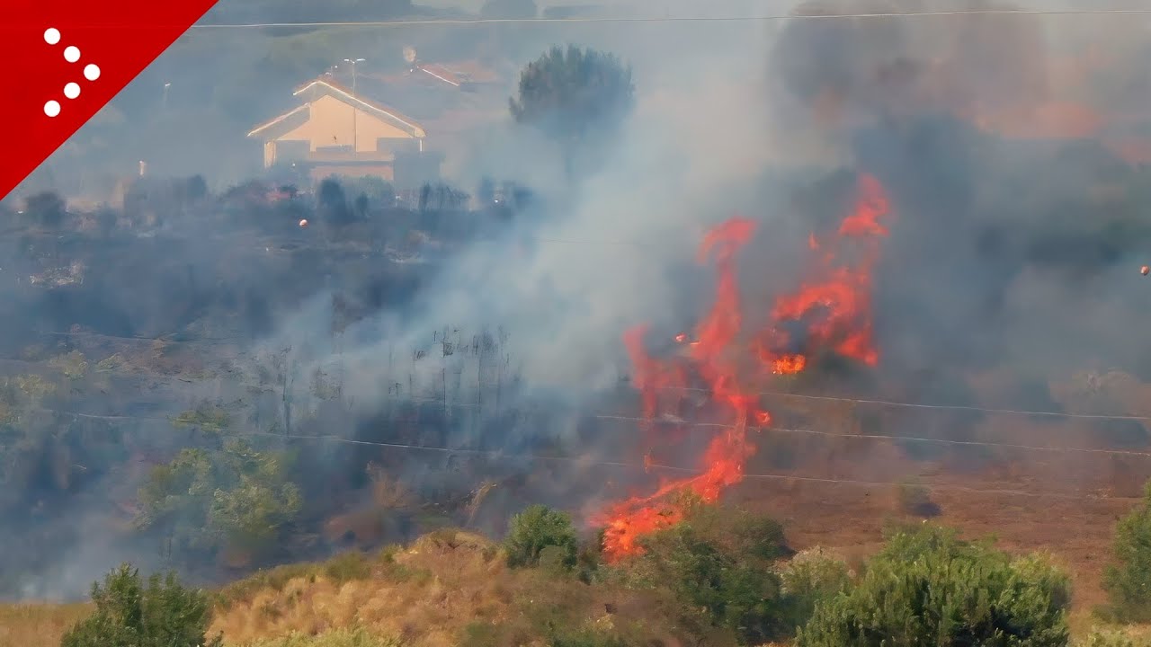 Roma, vasto incendio a Casal Lumbroso: evacuate alcune case e danni ingenti a una fabbrica