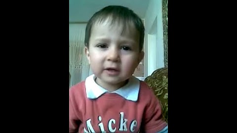 طفل صغير يُسَمِِّعْ سورة الفاتحه والاخلاص