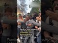 Gradonačelnik pogođen suzavcem nakon što je štitio demonstrante od policije