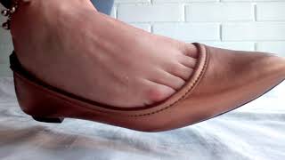 Standing Shoeplay Pointed Cleavage Cooper Flats