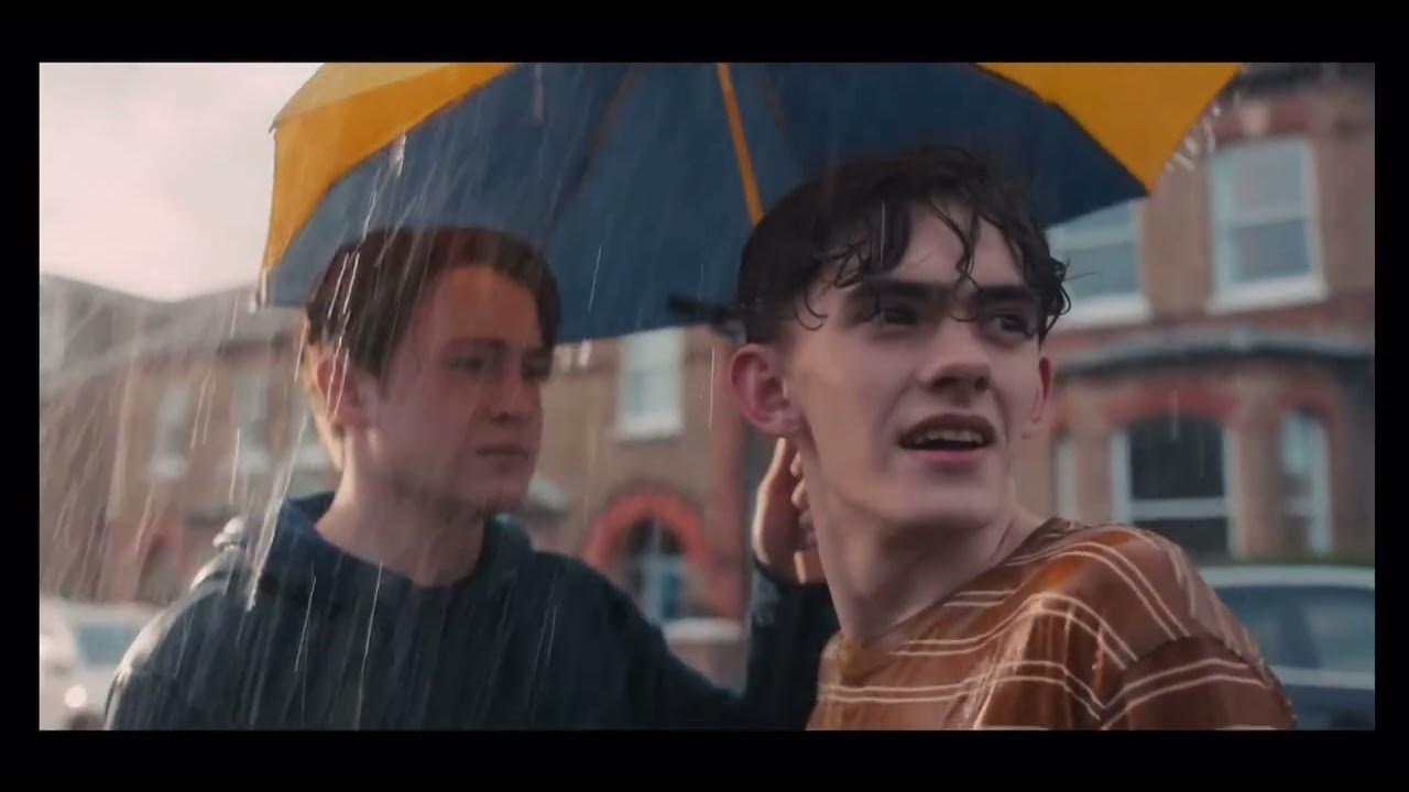 A Breakdown Of the Kiss In The Rain Scene from 'Heartstopper' - Netflix  Tudum