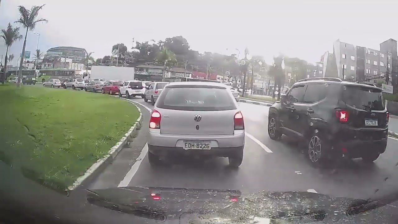 Levando a esposa no ponto de pegar o transporte para o trabalho 