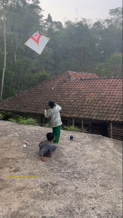 Main layangan sampe jatuh gaes 🤣👀 #layangan #mainlayangan #layanglayangan #langlayangan #main #jatuh