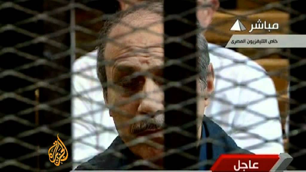 حُكم على مبارك، رئيس مصر، بالسجن المؤبد