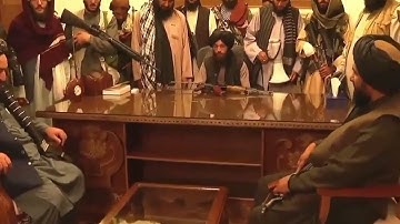 احدعناصر طالبان يتلو القرآن الكريم داخل القصر الرئاسي . Taliban in. cable