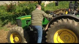 El susto de su vida, encima de un tractor