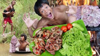 Pig Intestine Cooking On A Rock Eating In The Jungle - My Survival