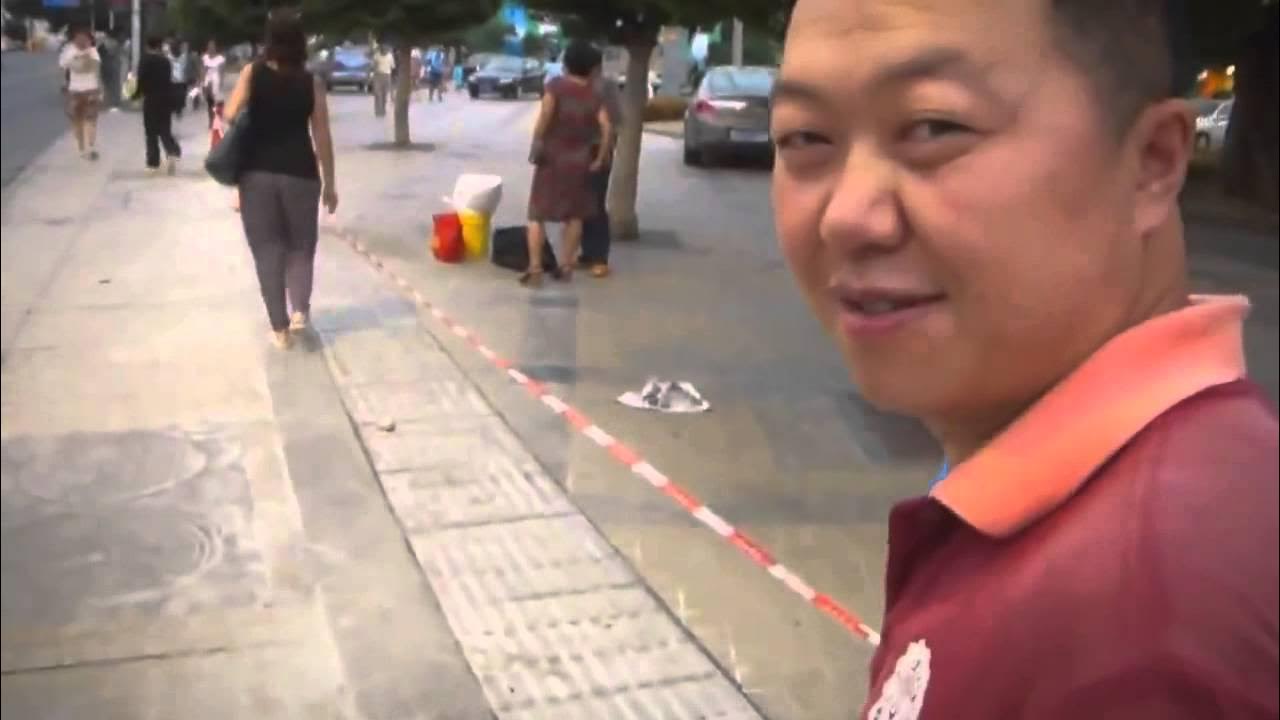 Азиат кушает. Китаец говорит по русски. Покажи видео как китайцы. Покажи видео как китайцы. Много китайцев.