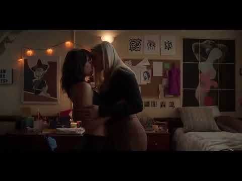 The sex lives of college girls - Leighton and Sara - Lesbians kissing scene