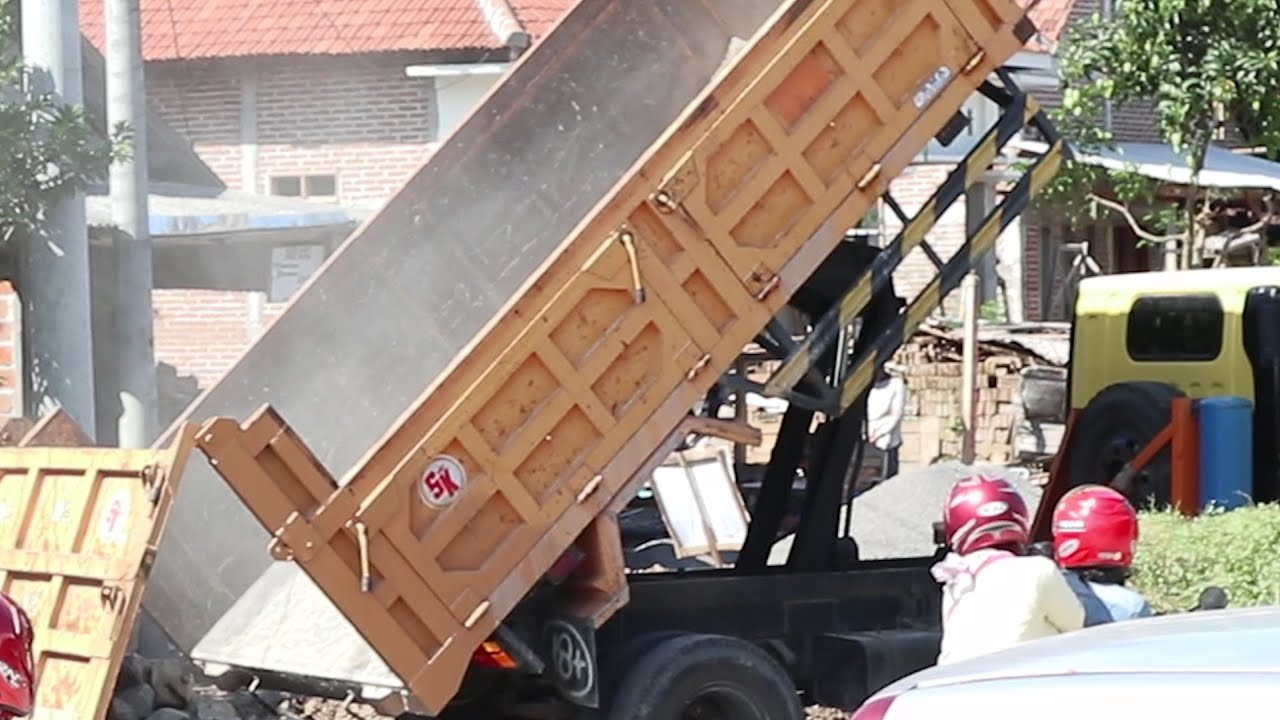 Dum truk  bongkar muat dan excavator ngeruk kalenan YouTube