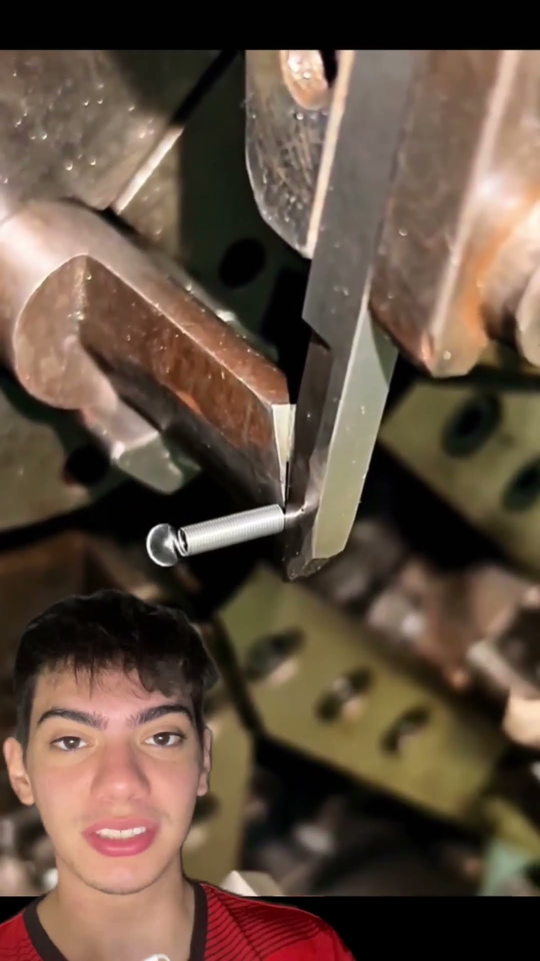 Descubra como o ferro é moldado pra virar uma mola perfeita #curiosidades