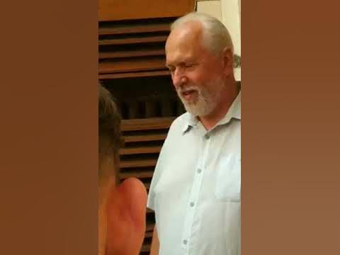 Голий кур’єр у червоних стрінгах доставив їжу і зірвав пару в КПІ - YouTube