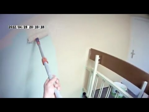 Farbig Renovieren Treppenhaus streichen gezeigt vom Handwerker mit Caparol Capamaxx