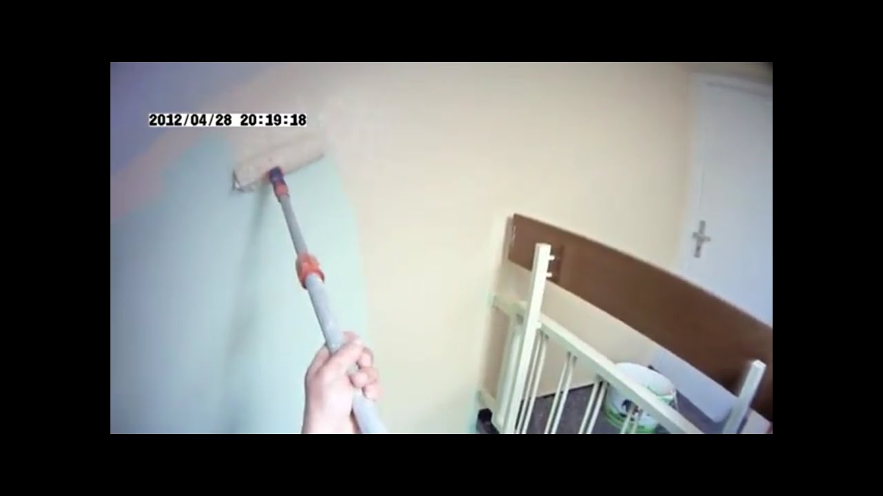Farbig renovieren treppenhaus streichen gezeigt vom handwerker mit ...