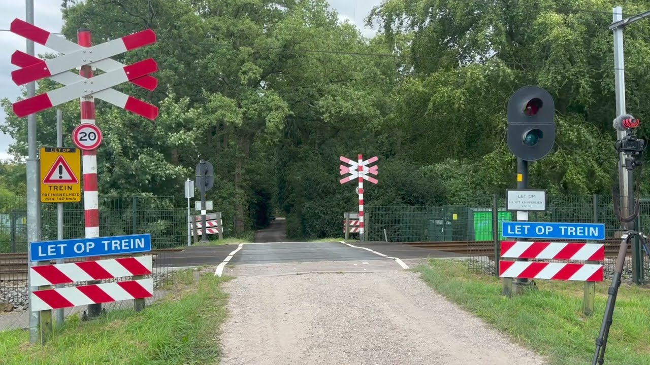 Spoorwegovergang Heiloo // Dutch Railroad Crossing