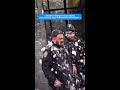 Видео, где люди в Нью-Йорке закидывают полицию снежками, разошлось по соцсетям как смешной ролик.