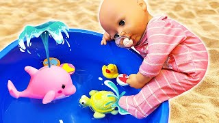 Juegos de agua con la bebé Annabelle y otros juguetes. Videos para bebés.