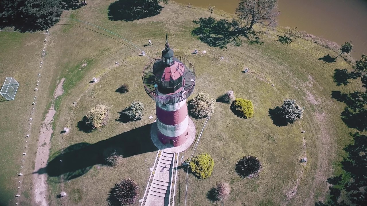 NGdrones volando en el faro de Colón - dron