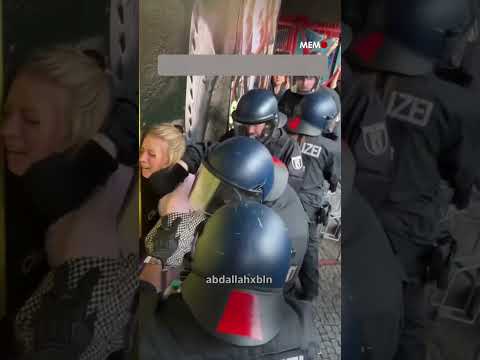 Violência policial brutal contra mulher pró-Palestina em Berlim