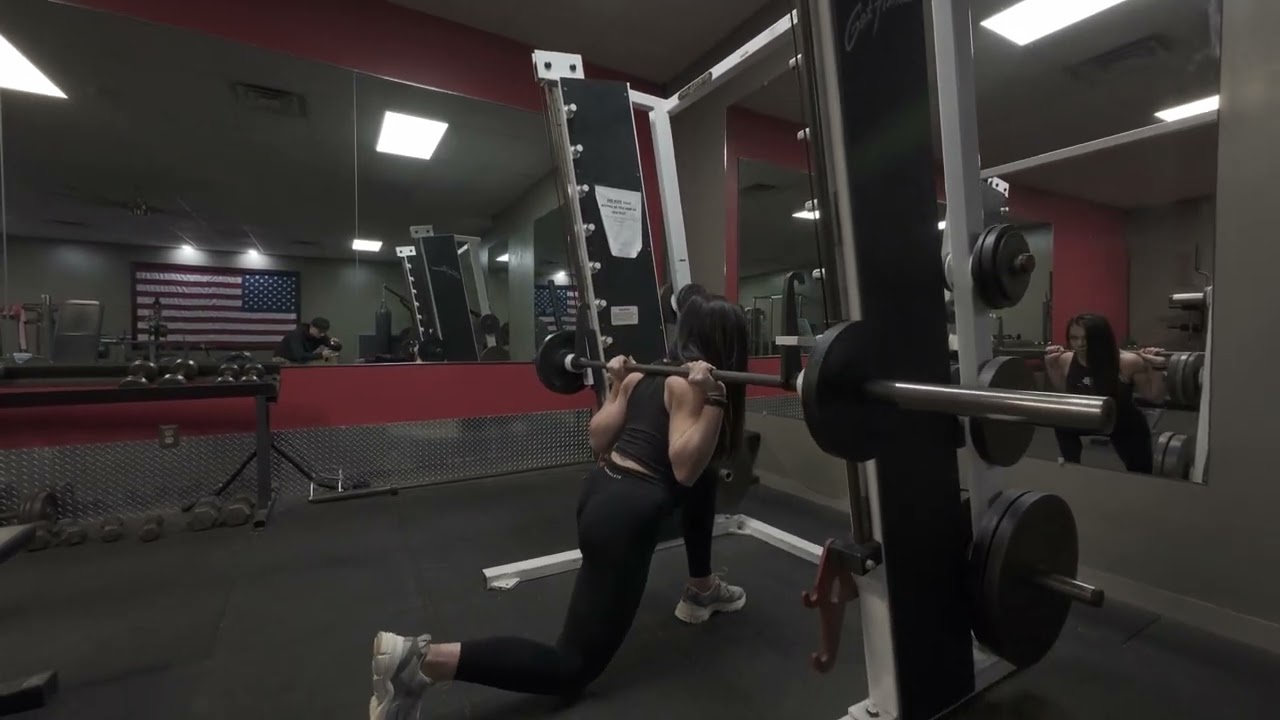 Обратный выпад на тренажере Смита