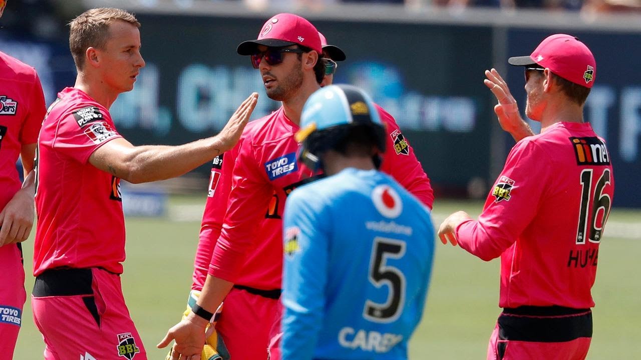 Curran grabs four as Strikers are bowled out for 135