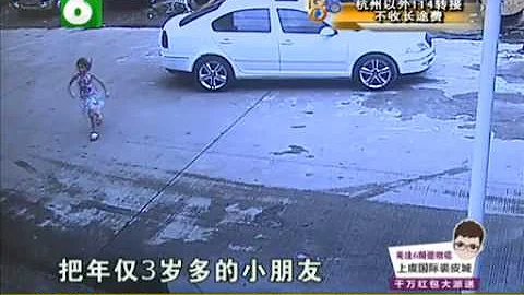 实拍男孩被车碾压大难不死 自己拍拍土爬了出来 - 天天要闻