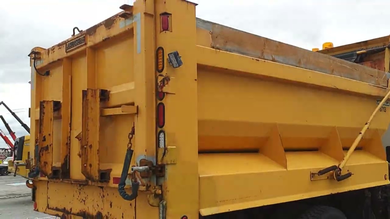 CAMION AVEC BOÎTE SALEUSE INTERNATIONAL 7400 ESS 20X40 14' 2005 / 1HTWGAAT55J171853