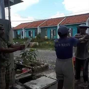 Viral tukang bangunan melakukan upacara lucu