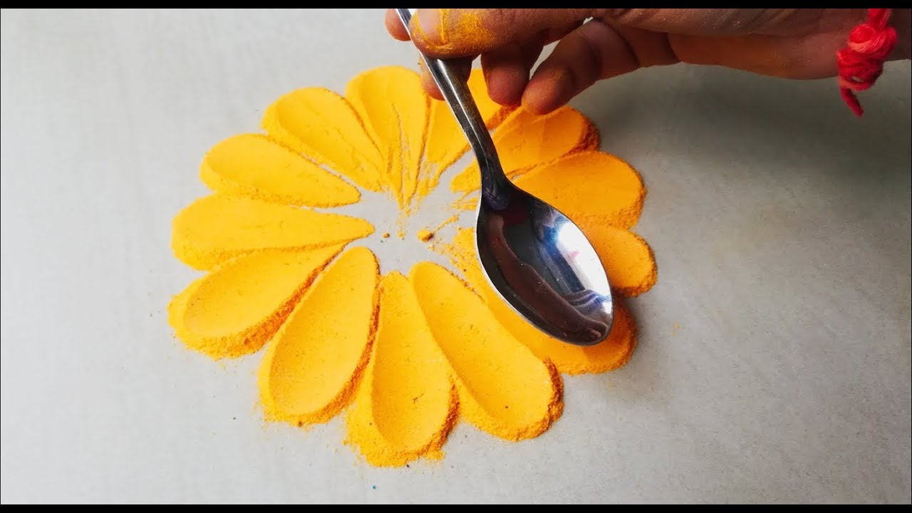 Very easy and creative rangoli design using spoon | इतनी आसान रंगोली जो ...
