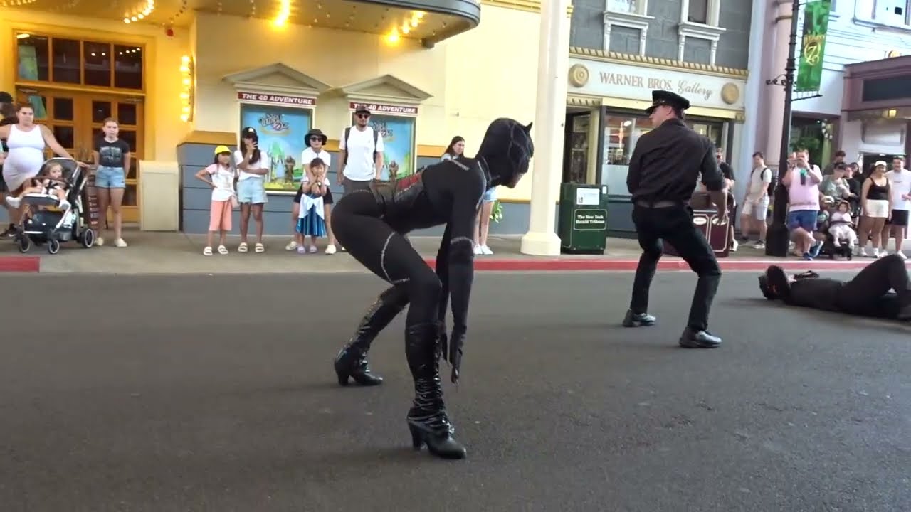 Catwoman Live Show 2025 Fighting Police at Warner Bros Movie World Theme Park