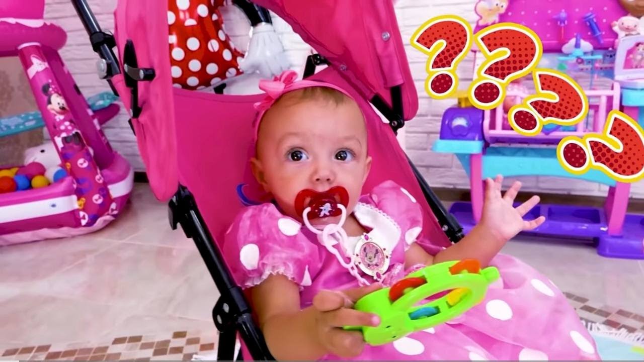 Anita và Yarik đều muốn chơi với em bé