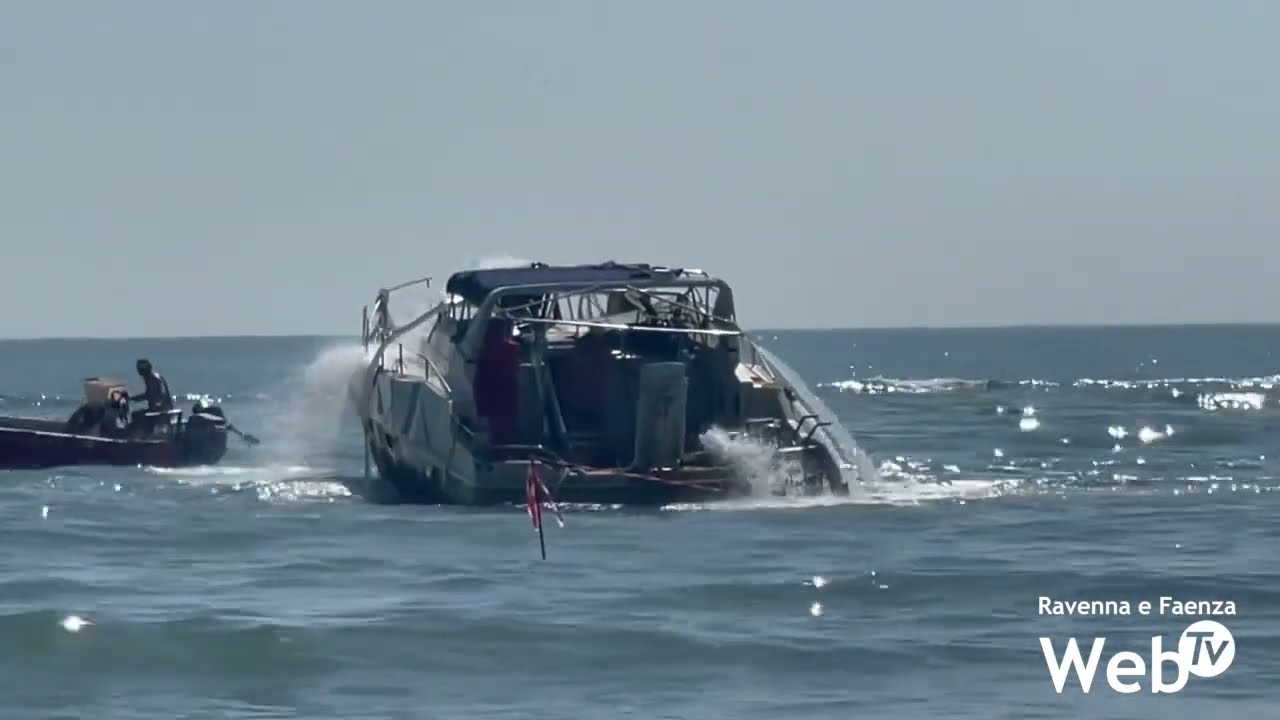 Barca ancora arenata a Lido di Dante: Fallito il primo tentativo di rimozione