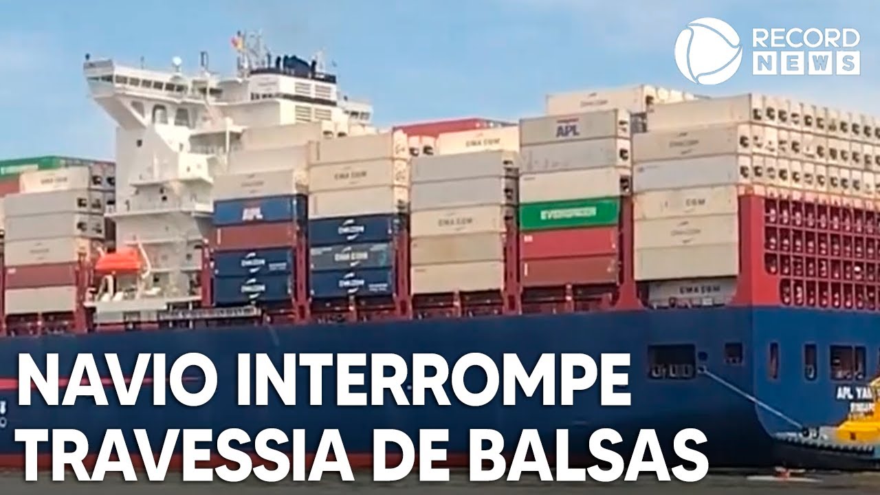 Navio gigante interrompe a travessia de balsas entre Santos e Guarujá