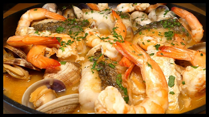 Merluza a la marinera con almejas y langostinos.