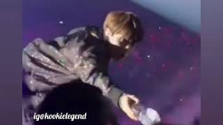 Konserde Bi̇r Fanin Fenalaştiğini Gören Jungkook Ona Su Uzatiyor.