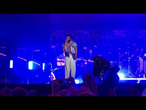 Childish Gambino – “Feels Like Summer” (Live at Lovebox Festival London 2018)