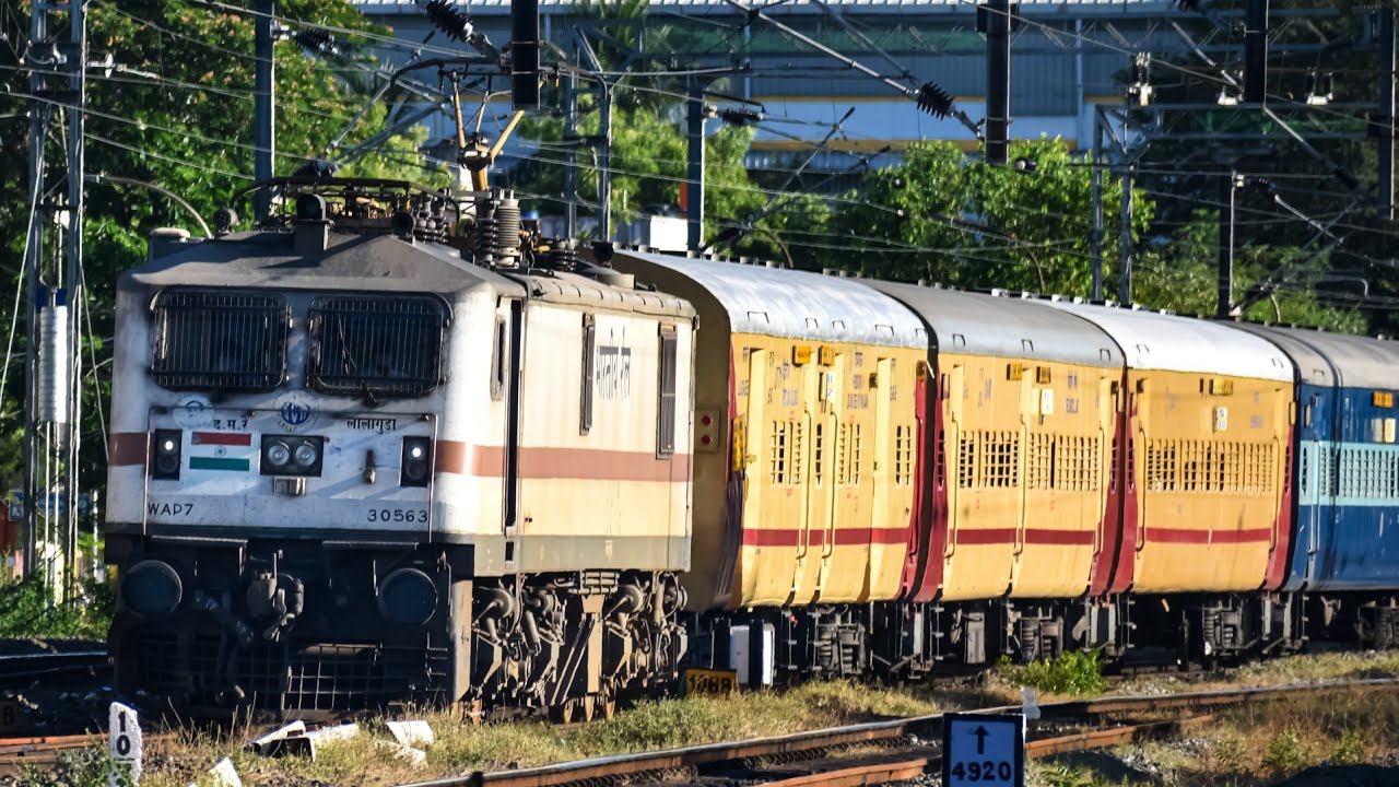 Circar express rushing to Chennai egmore railway station | 07643 | Indian Railways