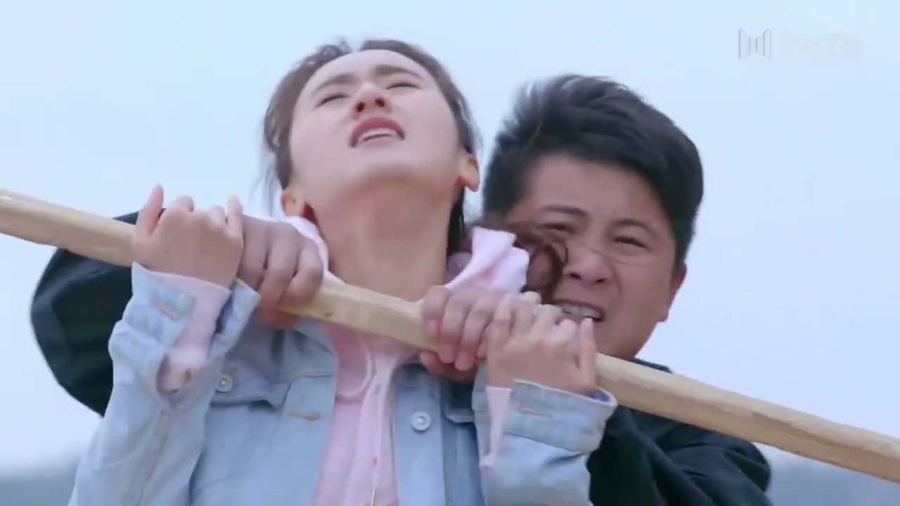 Ее похищают, и он вдруг вспоминает воспоминания двоих из них, прыгает в море, чтобы спасти ее.