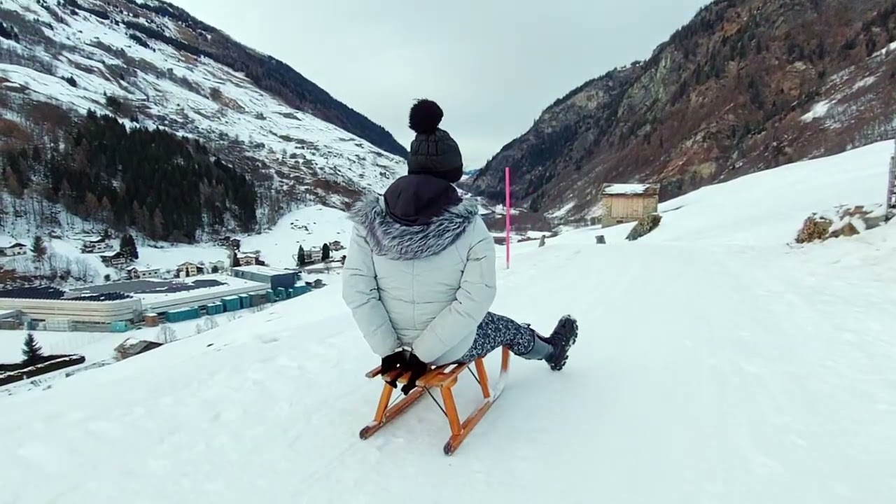 Женщина катается на санях в наручниках / Женщина катается на санях в наручниках - Вальс