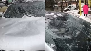 В одному з дворів в центрі Коростеня з даху впала брила снігу та пошкодила автівку