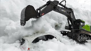 Pulled out of the snow captivity of the Porsche | RC Excavator and huina 1583 wheel loader screenshot 5