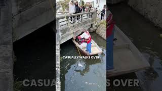 Dia Baru Saja Meninggalkan Perahu Lalu Melompat Kembali 