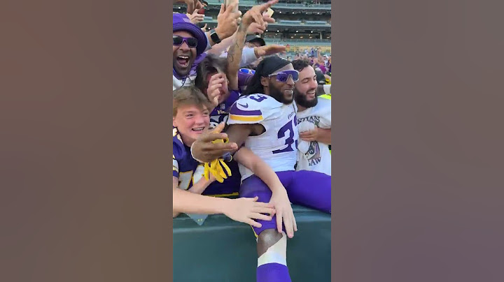Aaron Jones Does Lambeau Leap as a Viking 💜