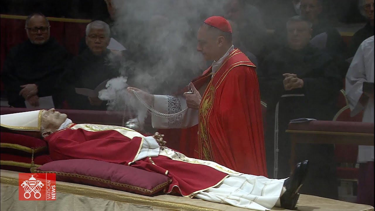 Bidding farewell to Benedict XVI: Translation to St. Peter's Basilica - Highlights
