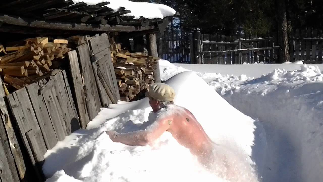 Сугроб после бани. Баня снег. Баня зимой. Купаться в снегу. Баня с прорубью.