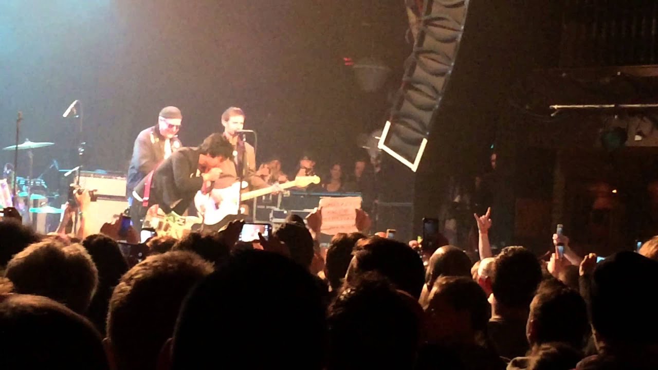 billie joe armstrong breaks up fight at house of blues cleveland 4 billie joe armstrong breaks up fight at house of blues cleveland 4