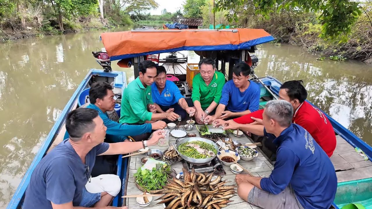 Специальный гость из Сайгона подарил сто подарков местным жителям в честь празднования Нового год...